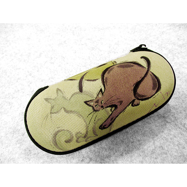 薄型メガネケース＆小物入れ（にらみニャンコ三兄弟＋１）（薄ベージュ色）