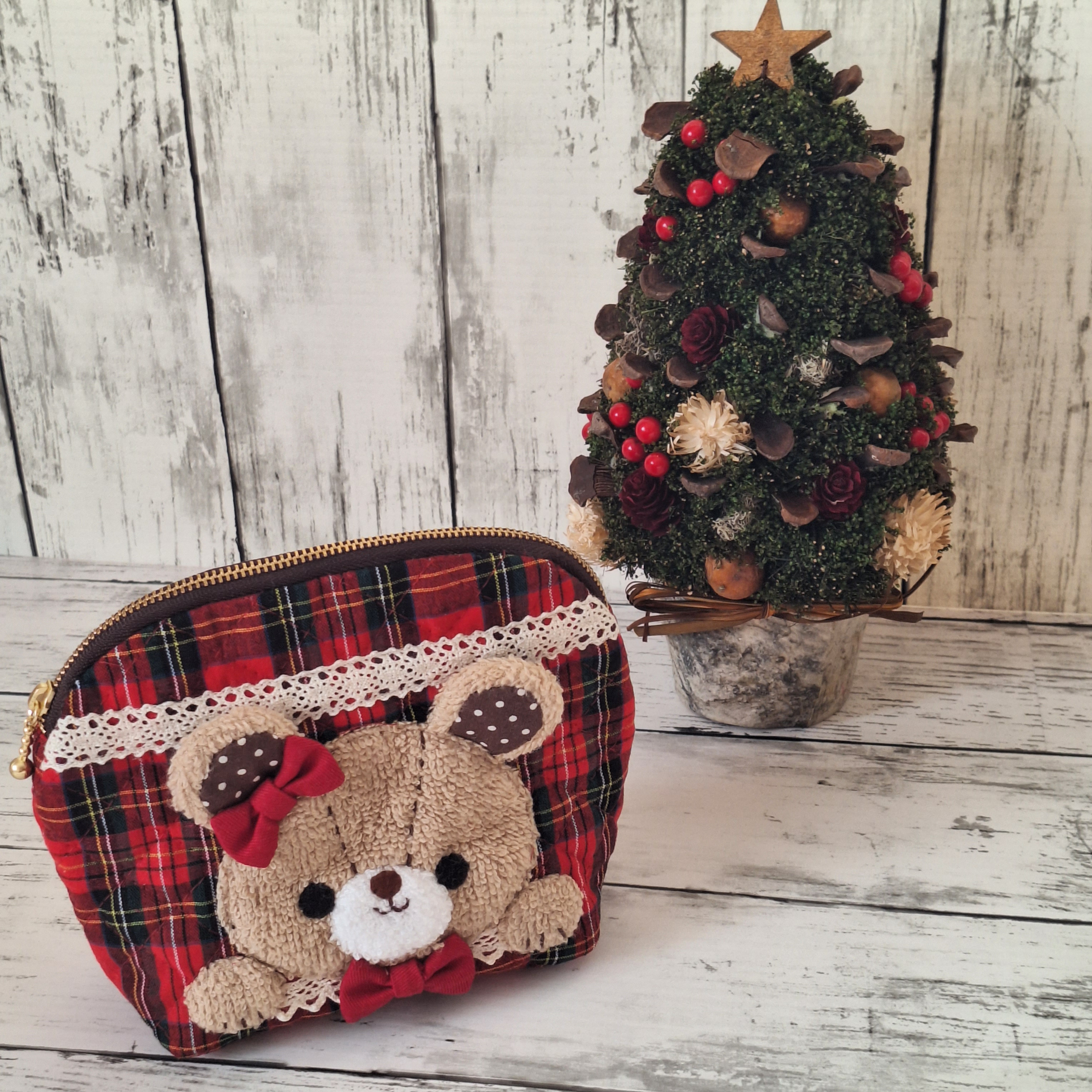 【受注製作】くまアップリケ/ラウンドポーチ/ロイヤルスチュアート/キルティング生地/クリスマスプレゼント