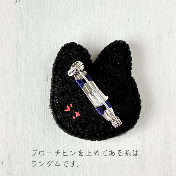 黒猫のブローチ　刺繍　刺しゅう　ビーズ　かわいい　カラフル　小ぶり　ギフト　誕生日プレゼント　ねこ　ネコ 3枚目の画像