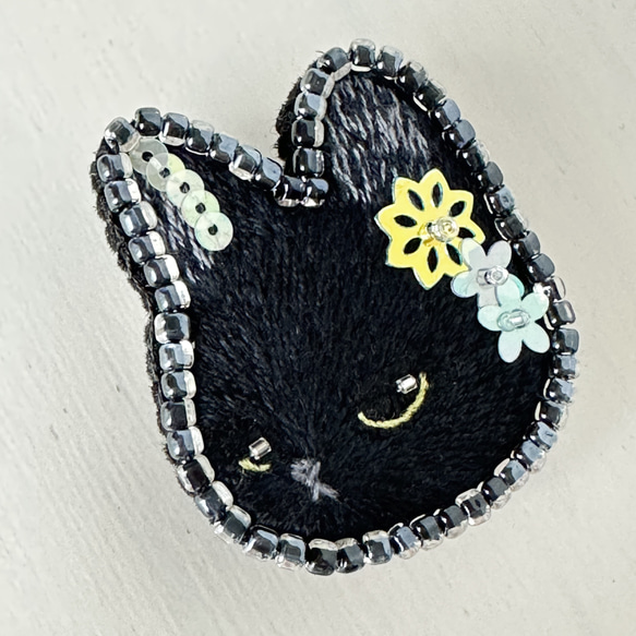 黒猫のブローチ　刺繍　刺しゅう　ビーズ　かわいい　カラフル　小ぶり　ギフト　誕生日プレゼント　ねこ　ネコ 4枚目の画像