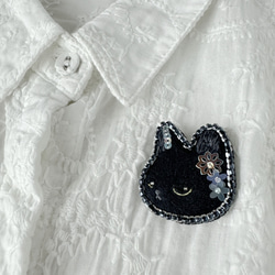 黒猫のブローチ　刺繍　刺しゅう　ビーズ　かわいい　カラフル　小ぶり　ギフト　誕生日プレゼント　ねこ　ネコ 1枚目の画像