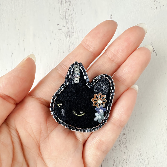 黒猫のブローチ　刺繍　刺しゅう　ビーズ　かわいい　カラフル　小ぶり　ギフト　誕生日プレゼント　ねこ　ネコ 6枚目の画像