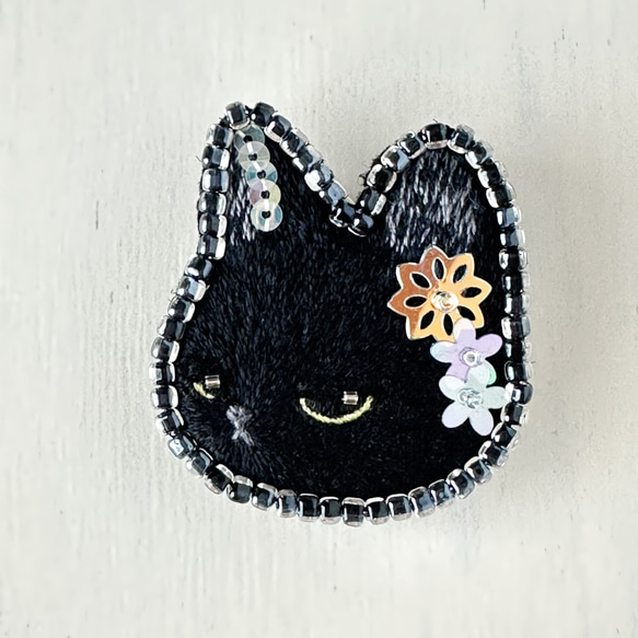 黒猫のブローチ　刺繍　刺しゅう　ビーズ　かわいい　カラフル　小ぶり　ギフト　誕生日プレゼント　ねこ　ネコ 2枚目の画像