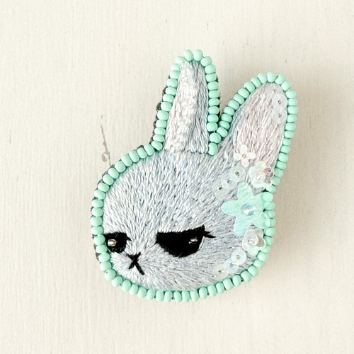 10%OFF】立ち耳うさぎのブローチ 刺繍 刺しゅう ビーズ かわいい