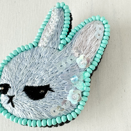 10%OFF】立ち耳うさぎのブローチ 刺繍 刺しゅう ビーズ かわいい