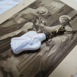 チェコ製グラス、白の天使のネックレス 1枚目の画像