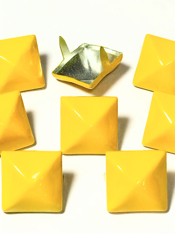 パンク　鋲 スタッズ　レザークラフト　ピラミッド16ミリ　黄色　100個　送料無料 1枚目の画像
