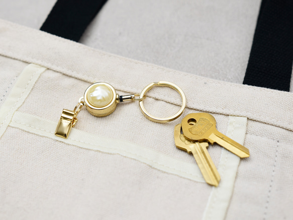 鞄の中で鍵迷子を防止【キークリップ／キーリール】ヴィンテージパール