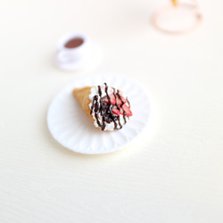 草莓巧克力醬可麗餅 B 耳環 吊飾 單支 甜點飾品 娃用 黏土人 第5張的照片