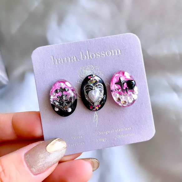 glass oval pink black Earrings 4枚目の画像