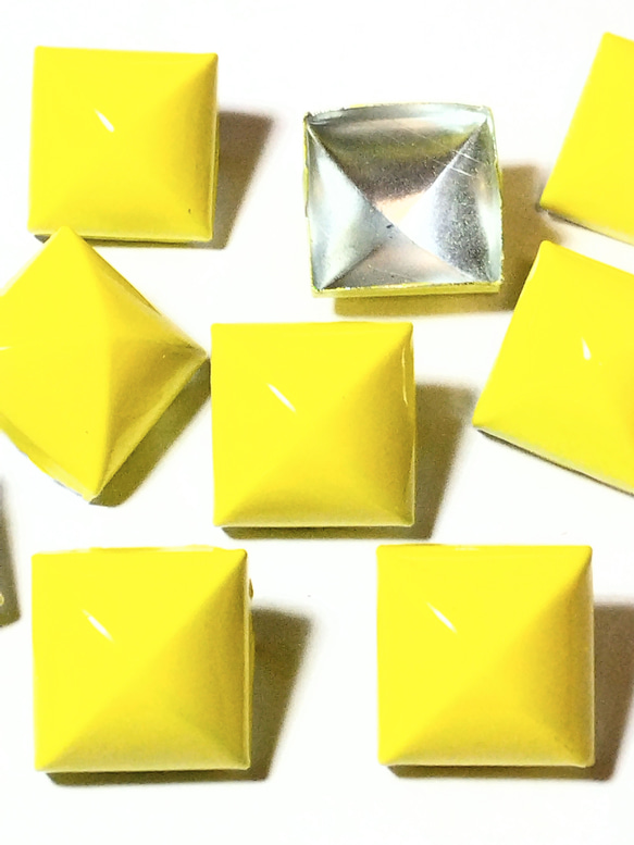 パンク　鋲 スタッズ　レザークラフト　ピラミッド16.5ミリ　黄色　100個　送料無料 1枚目の画像