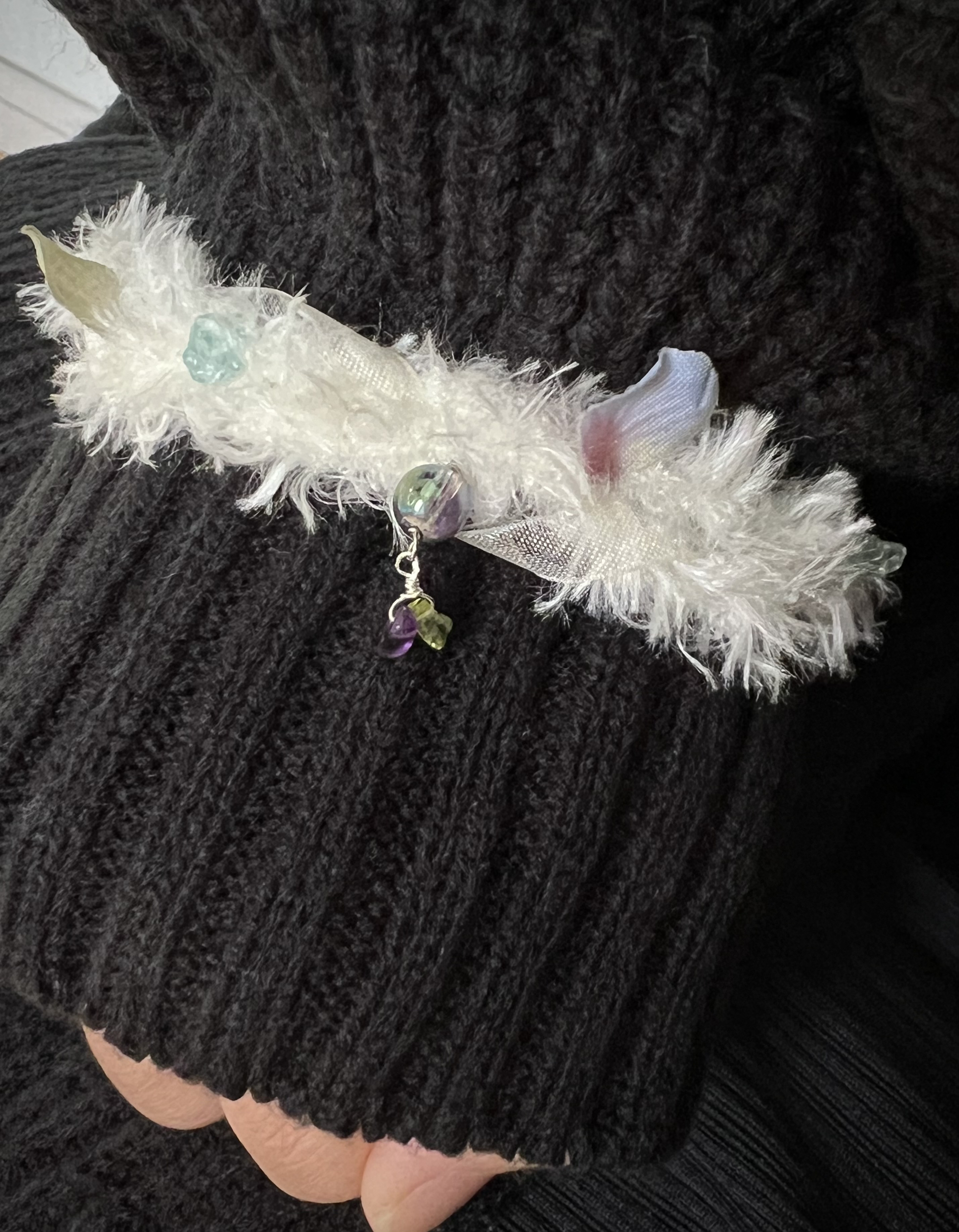 ふわふわブレスレット～服の上につけられるブレスレット