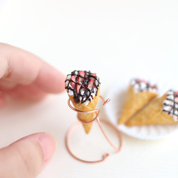 草莓巧克力醬可麗餅 A 耳環 單支 甜點飾品 袖珍 仿真食物 第4張的照片