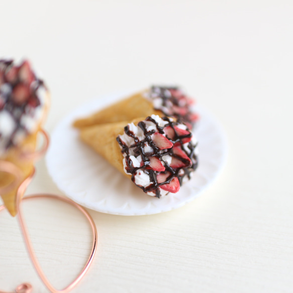 草莓巧克力醬可麗餅 A 耳環 單支 甜點飾品 袖珍 仿真食物 第3張的照片