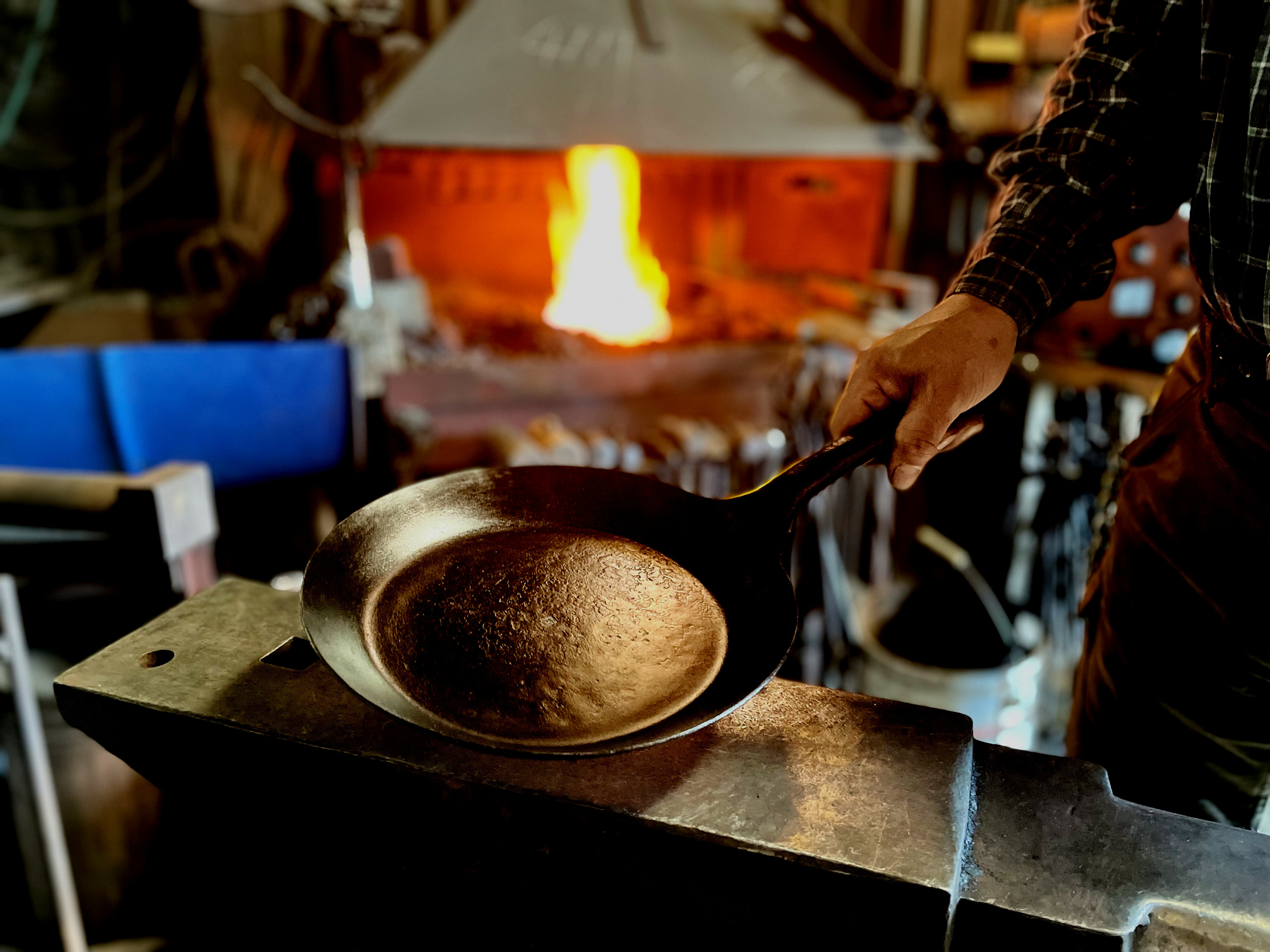 鍛冶屋が作る鉄のフライパン。アウトドアシーンにぴったり！キャンプ飯を更に美味しく。こちら丁寧に油焼きしてお客様の元へ