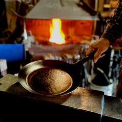 鍛冶屋が作る鉄のフライパン。アウトドアシーンにぴったり！キャンプ飯を更に美味しく。こちら丁寧に油焼きしてお客様の元へ 1枚目の画像