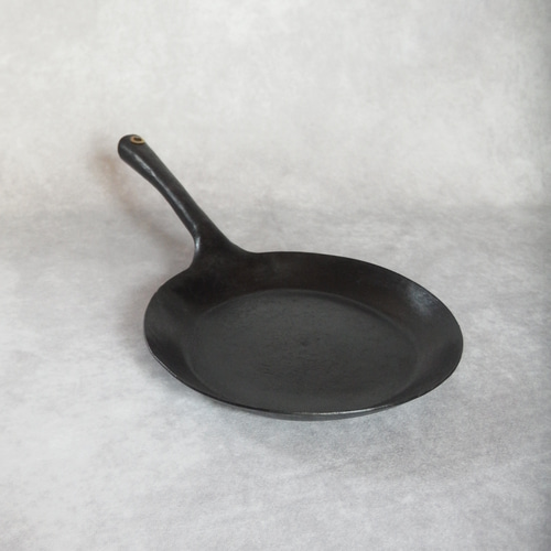 鍛冶屋が作る鉄のフライパン。アウトドアシーンにぴったり