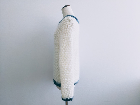 『再販・受注製作』キッドモヘアのベリー柄のセーター　スレートブルー×オフホワイト　キャメル 4枚目の画像