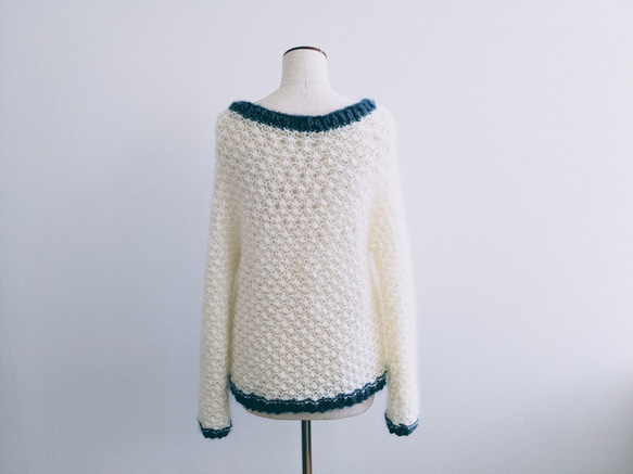 『再販・受注製作』キッドモヘアのベリー柄のセーター　スレートブルー×オフホワイト　キャメル 8枚目の画像