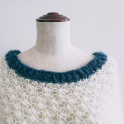 『再販・受注製作』キッドモヘアのベリー柄のセーター　スレートブルー×オフホワイト　キャメル 3枚目の画像