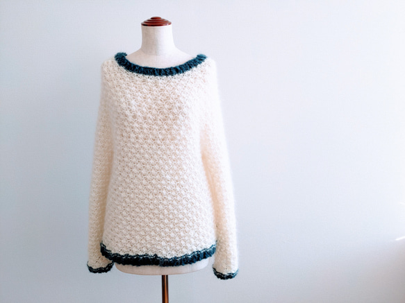 『再販・受注製作』キッドモヘアのベリー柄のセーター　スレートブルー×オフホワイト　キャメル 1枚目の画像
