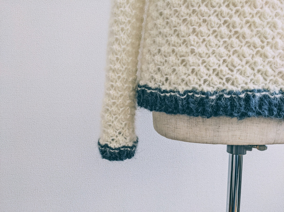 『再販・受注製作』キッドモヘアのベリー柄のセーター　スレートブルー×オフホワイト　キャメル 5枚目の画像