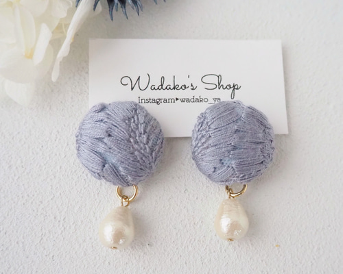 インド刺繍リボンのくるみボタンピアス&イヤリング くすみブルー