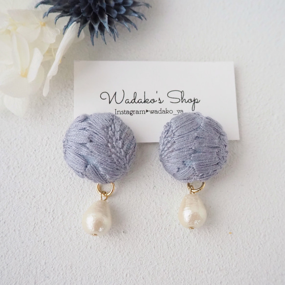 インド刺繍リボンのくるみボタンピアス&イヤリング くすみブルー