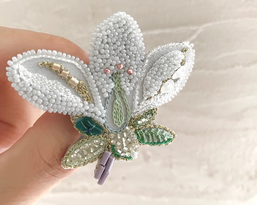 オートクチュールビーズ刺繍ブローチ 白い花の断面 ブローチ So オートクチュールビーズ刺繍ブローチ 白い花の断面 ブローチ So