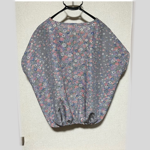 人気商品・限定商品ばかりの「超得 半額福袋」が販売開始 ブラウス シルク100% 正絹 新品反物 グレー 花柄 ブラウス Cream シャツ+ブラウス(半袖+袖なし)