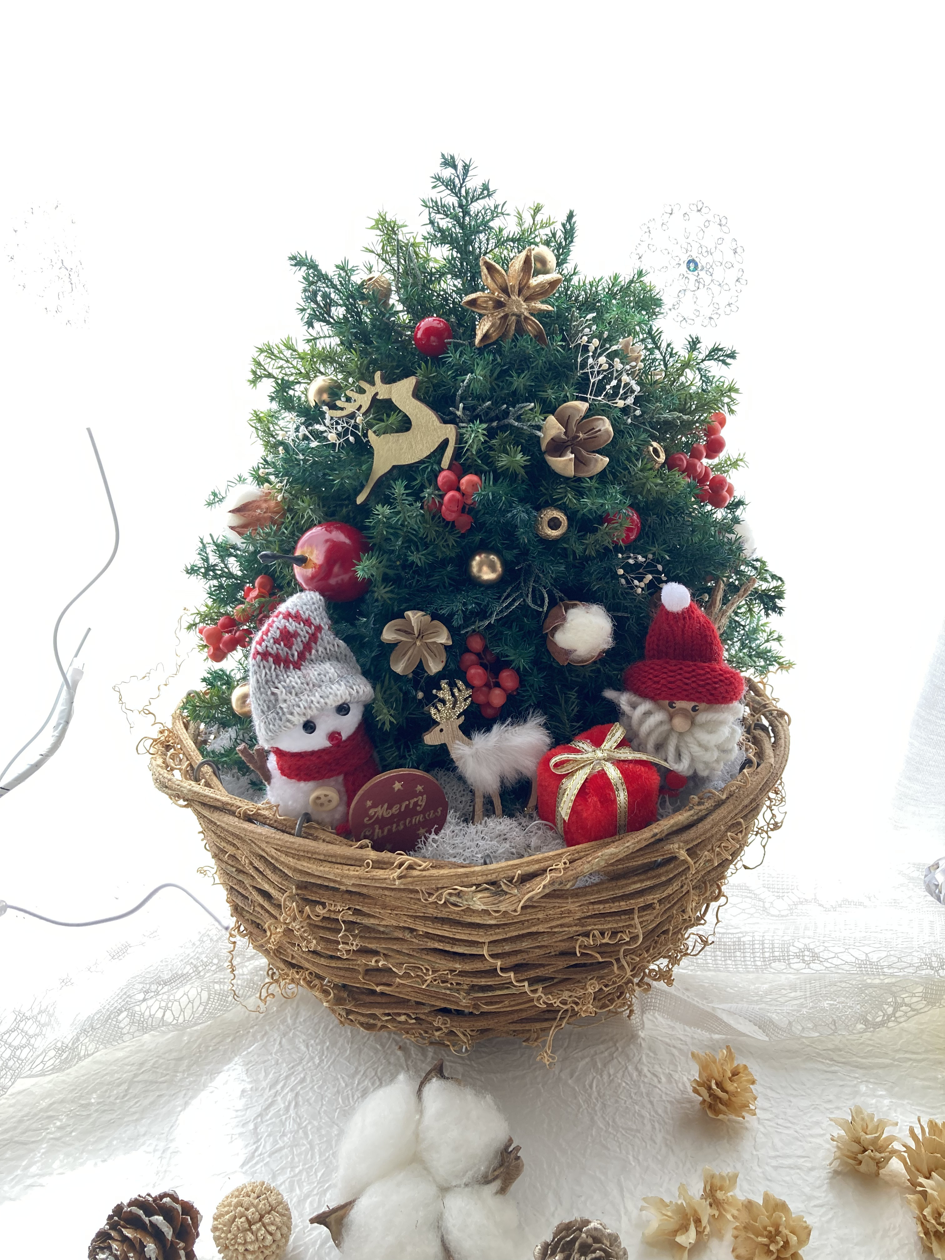 超早割クリスマス2025 壁かけカゴクリスマスツリーアレンジ プリザーブドドライフラワーに木の実いっぱい　クリスマス雑貨