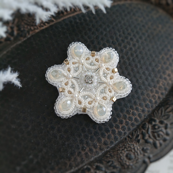 雪の華 ～snowflake～ タティングレース×ビーズ刺繍のキラメブローチ/ポニーフック/ヘアゴム オフホワイト 白 3枚目の画像