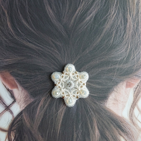 雪の華 ～snowflake～ タティングレース×ビーズ刺繍のキラメブローチ/ポニーフック/ヘアゴム オフホワイト 白 4枚目の画像