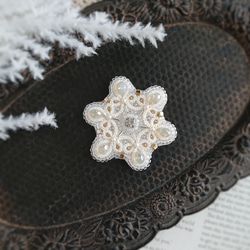 雪の華 ～snowflake～ タティングレース×ビーズ刺繍のキラメブローチ/ポニーフック/ヘアゴム オフホワイト 白 1枚目の画像