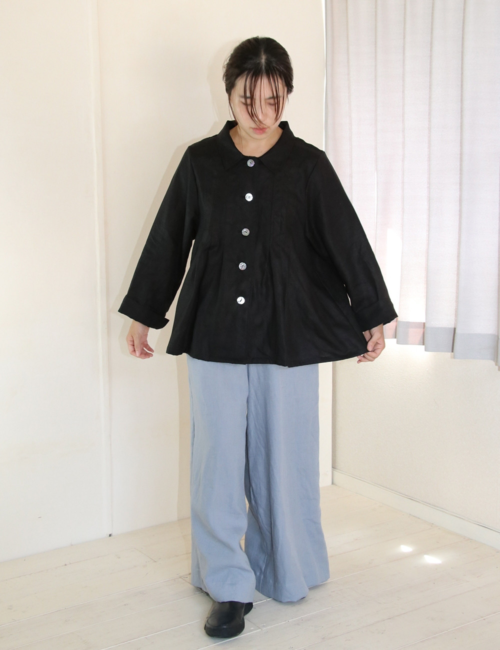 リネンのタック入りブラウスジャケット（黒）