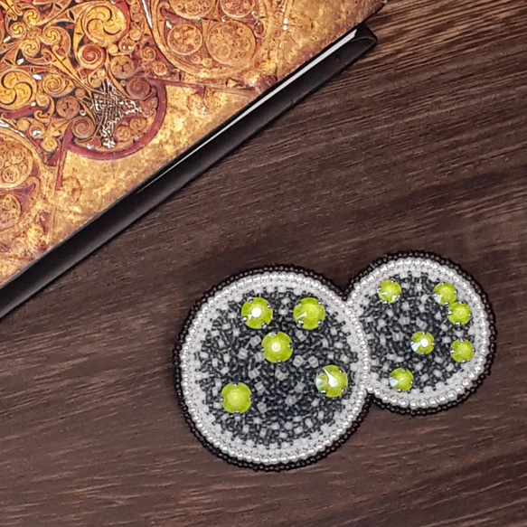 【あい】オートクチュールビーズ刺繡　ロケットブローチ、虹ブローチ あい様専用】オートクチュールビーズ刺繡 ロケットブローチ、虹