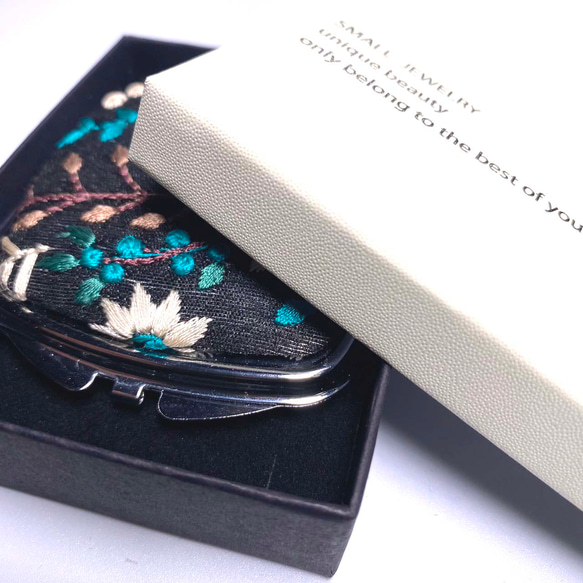 【コンパクトミラー ⑥】インド刺繍リボン　スクエアー型　四角　鏡　ミラー　拡大鏡 3枚目の画像