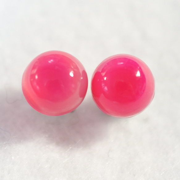 （1 件）紫紅色粉玉髓耳環（8 毫米，鈦耳環） 第1張的照片