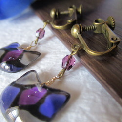 【紫のラナンキュラスと猫】ステンドグラス風アクセサリー　耳飾り　イヤリング　樹脂ピアス　ノンホール樹脂ピアス 4枚目の画像