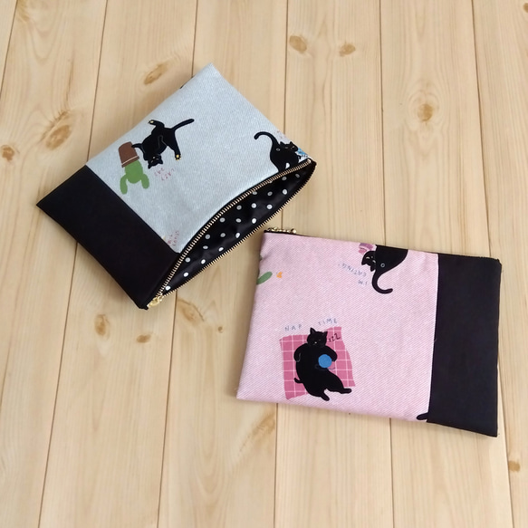 猫柄　大きめ20cmのフラットポーチ　内ポケット　クリスマス　ピンク・水色×黒　　551 552 1枚目の画像