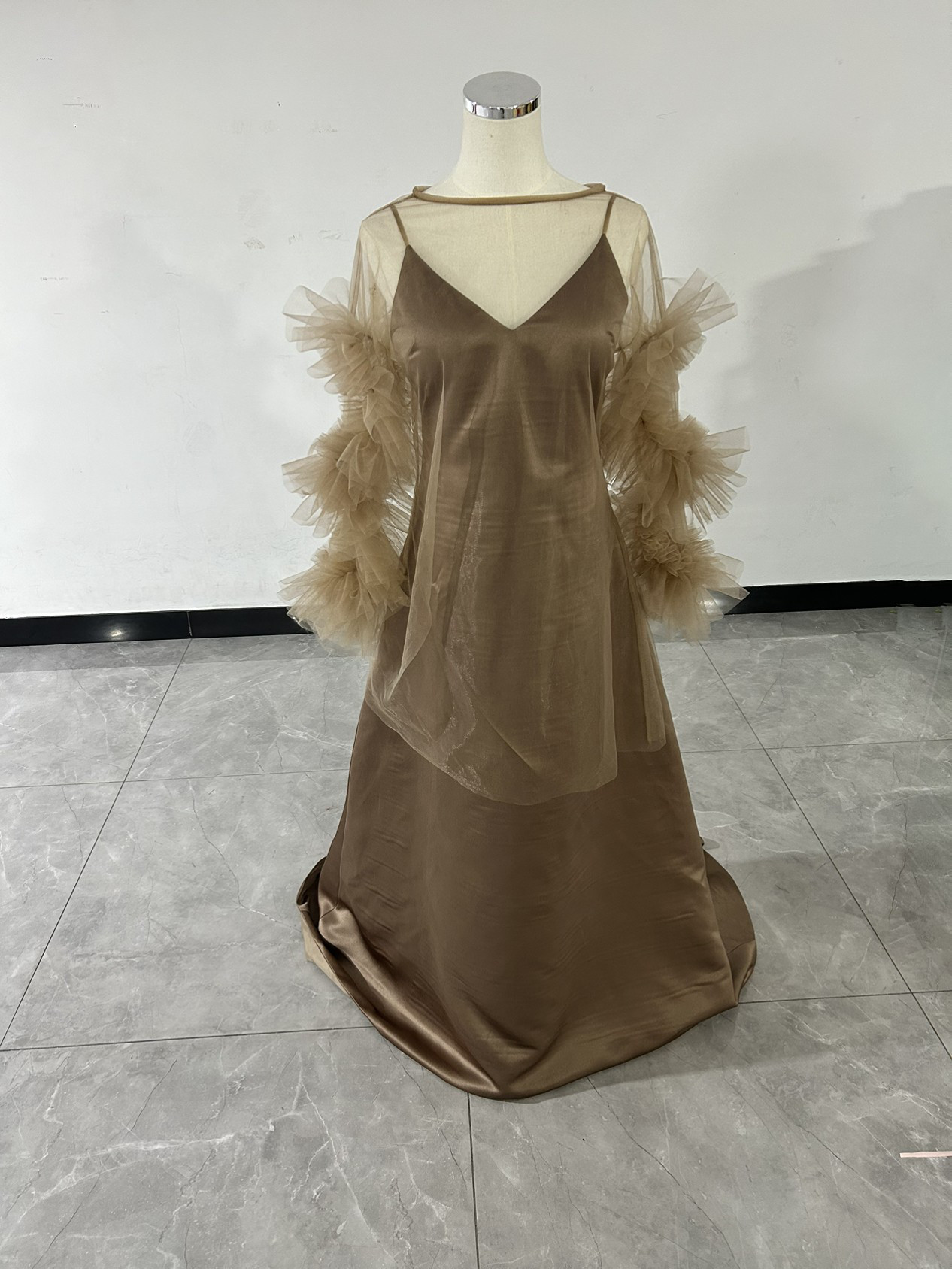 抜群のおしゃれ見えパーティードレス ブラウン トレーン シアーな美しさ ポンチョ + ソフトチュール ポンチョ演奏会