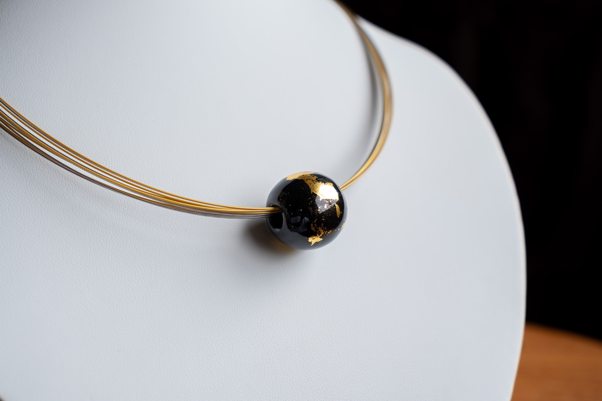 黒珠金箔チョーカー｜軽い付け心地｜本金箔と漆のアクセサリー