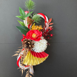 【お正月2024】扇つき縦長デザインの椿の迎春飾り　 2枚目の画像