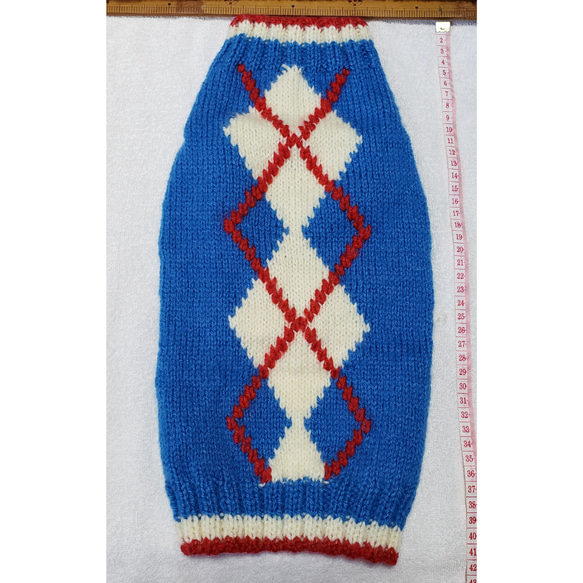 〈お年玉セール〉下記より2割引❤️犬用　手編み　ブルー地、白ひし形、赤線入りセーター 1枚目の画像