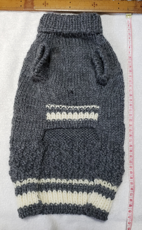 〈お年玉セール〉下記より2割引❤️犬用　手編み　グレー地縞模様編み入りセーター 3枚目の画像