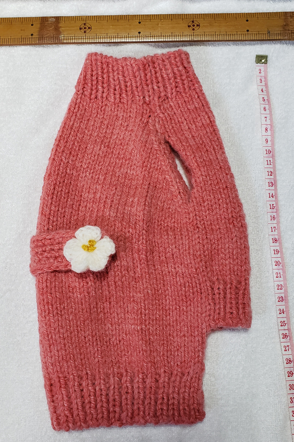 〈お年玉セール〉下記より2割引❤️犬用　手編み　赤地、白花ベルト付きセーター 4枚目の画像