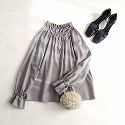 グレージュ 長袖サテンフリルブラウス（フォーマル＆普段使い