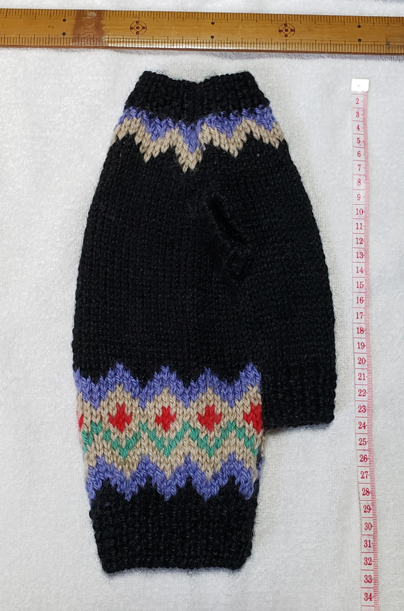 〈お年玉セール〉下記より2割❤️引犬用　手編み　黒地模様編みセーター 4枚目の画像