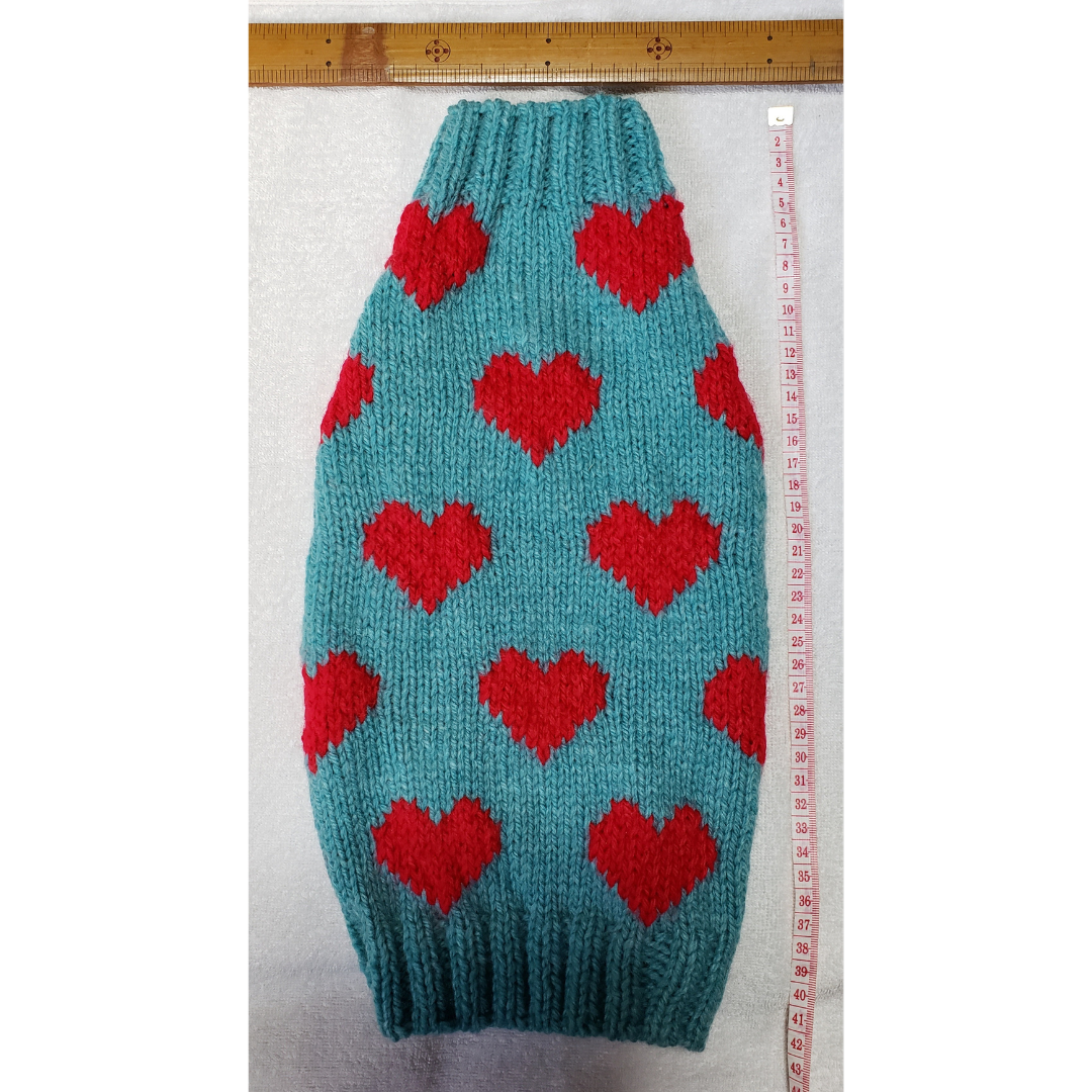 〈お年玉セール〉下記より2割引❤️犬用　手編み　青緑地、赤ハート模様編みセーター