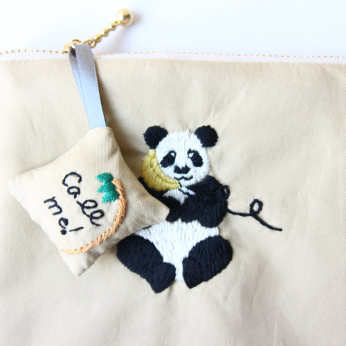 14㎝ファスナー〉もしもしパンダのふわふわ刺繍ポーチ ポーチ 手刺繍